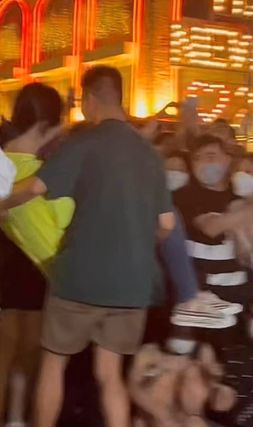 Điều đáng nói, Trần Đức Bo và chàng trai kia nhanh chóng thân thiết và nắm tay nhau giữa phố đông người.