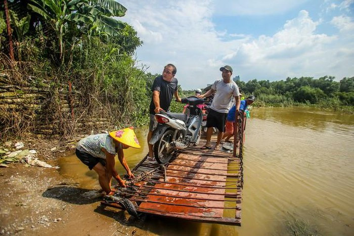 Mỗi chuyến đò qua lại giữa khu vực Chương Dương và bãi giữa sông Hồng phải mất chừng 20 phút. Những ngày gần đây, người dân sử dụng đò rất nhiều