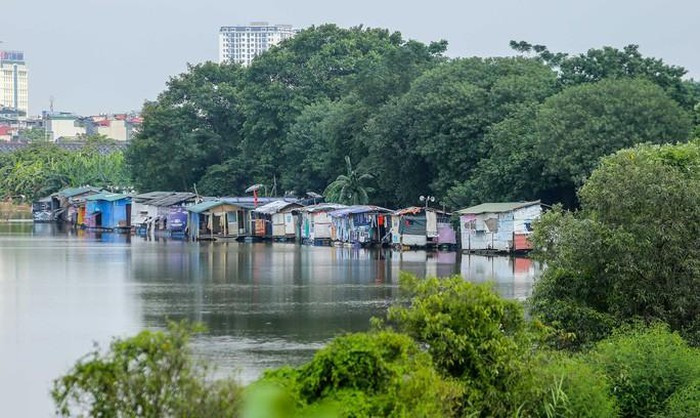 Việc đi lại của người dân sống ven sông Hồng gặp nhiều khó khăn, nhiều người dân phải thuê đò di chuyển. Người dân chật vật trong việc thu hoạch nông sản tại khu vực bãi giữa. Những ngày này, người dân sử dụng đò cho việc di chuyển qua lại giữa khu vực Chương Dương và bãi giữa sông Hồng.