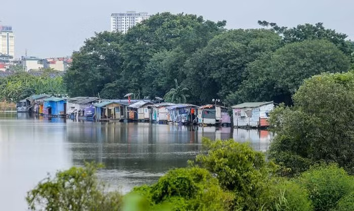 Việc đi lại của người dân sống ven sông Hồng gặp nhiều khó khăn, nhiều người dân phải thuê đò di chuyển. Người dân chật vật trong việc thu hoạch nông sản tại khu vực bãi giữa. Những ngày này, người dân sử dụng đò cho việc di chuyển qua lại giữa khu vực Chương Dương và bãi giữa sông Hồng.