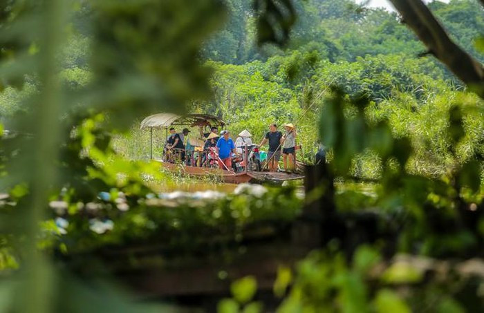 Trước đó, sau khi Trung Quốc xả lũ hồ thủy điện Mã Đổ Sơn (tỉnh Vân Nam), dòng chảy từ thượng lưu sông Hồng đổ về với lưu lượng lớn. Đến sáng 22-8, mức nước sông Hồng tại Hà Nội dưới báo động 1, song quan sát ở khu vực cầu Long Biên nước chảy khá xiết. Mực nước dâng cao hơn khiến bãi nổi và một số bờ bãi ven sông bị ngập.