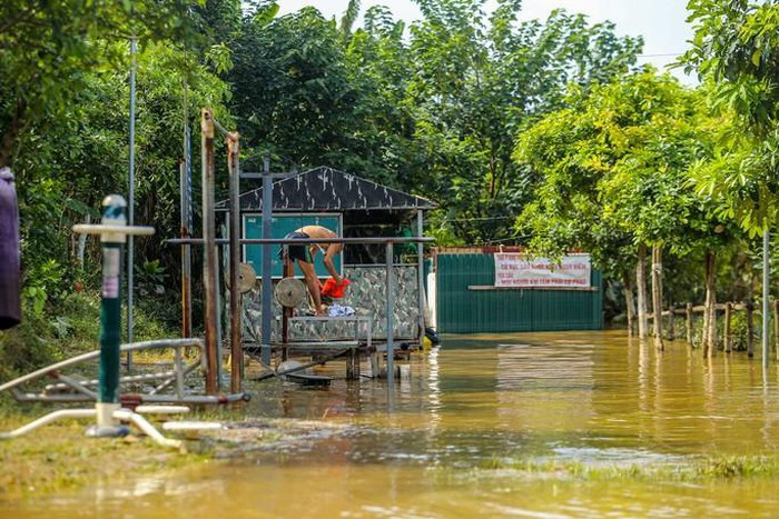 Một vài người dân bất chấp nguy hiểm vẫn bơi ở đây trong những ngày này