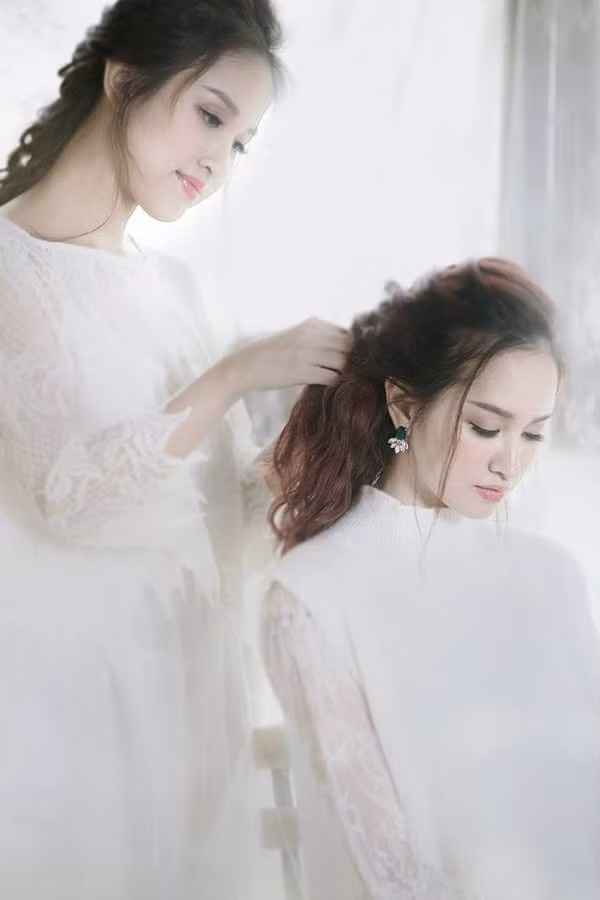 Mới đây, hot girl Lê Vi và Vân Hugo bất ngờ tung bộ ảnh cùng nhau khiến nhiều người nhận ra sự giống nhau về ngoại hình của cặp đôi này.