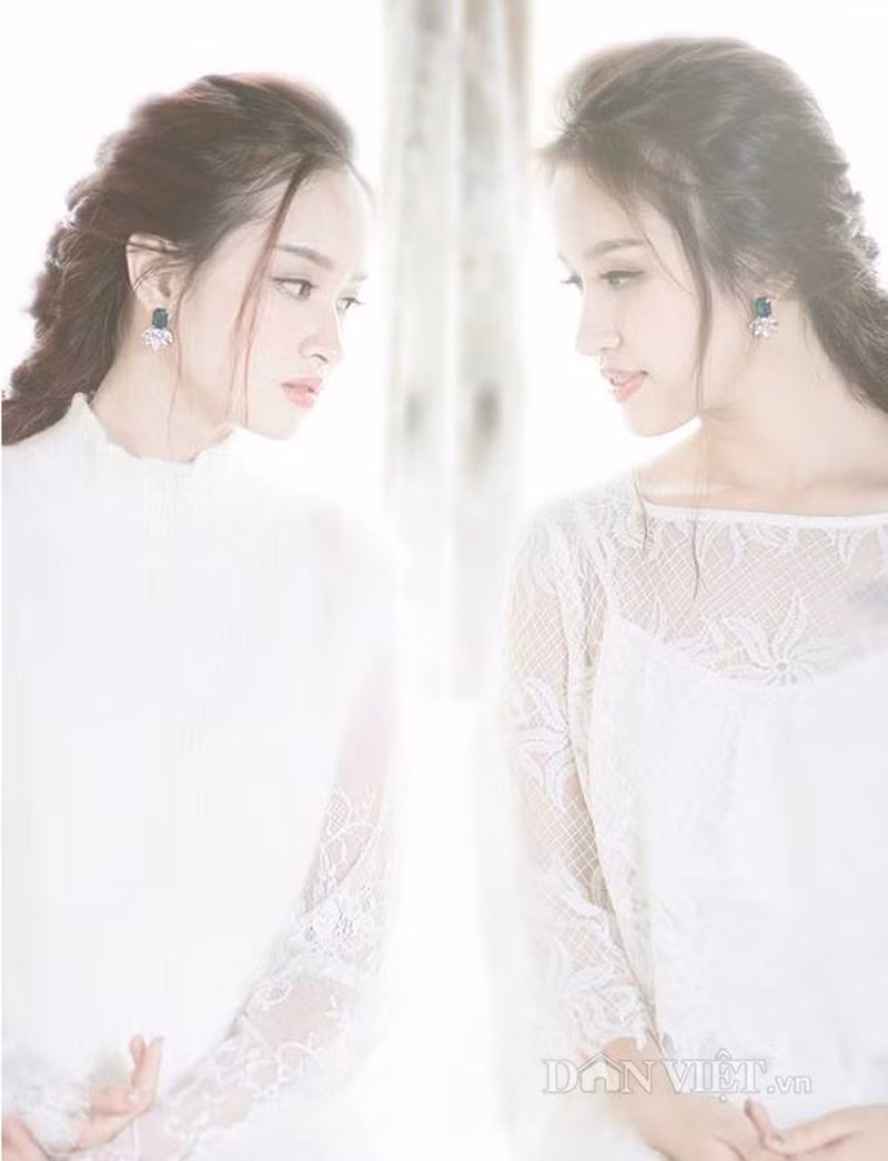 Lê Vi từng chia sẻ rằng cô cảm thấy vui và hạnh phúc khi quen được đàn chị Vân Hugo nhờ có nhanh sắc giống nhau. Đồng thời cô cũng khẳng định rằng bản thân không cảm thấy ngại ngùng hay chạnh lòng khi được gọi là bản sao của MC có tiếng. Ảnh: Dân Việt