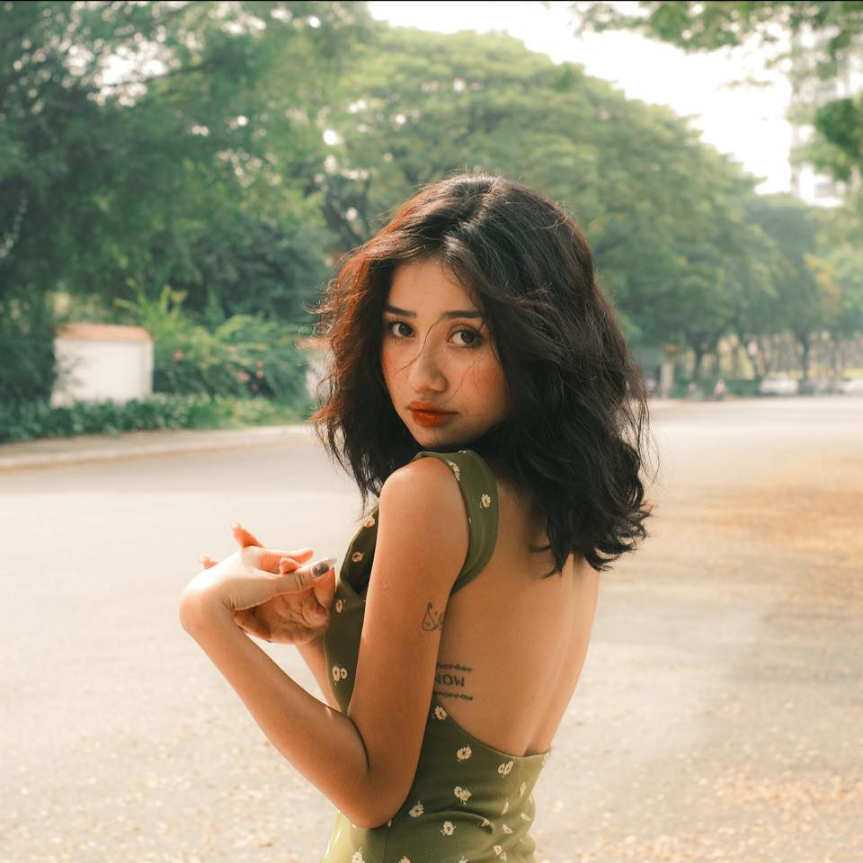 Mặc dù được khách hàng tại quán quay lại bằng cam thường, nhưng nhan sắc của Trịnh Thảo bắt camera cực nét.