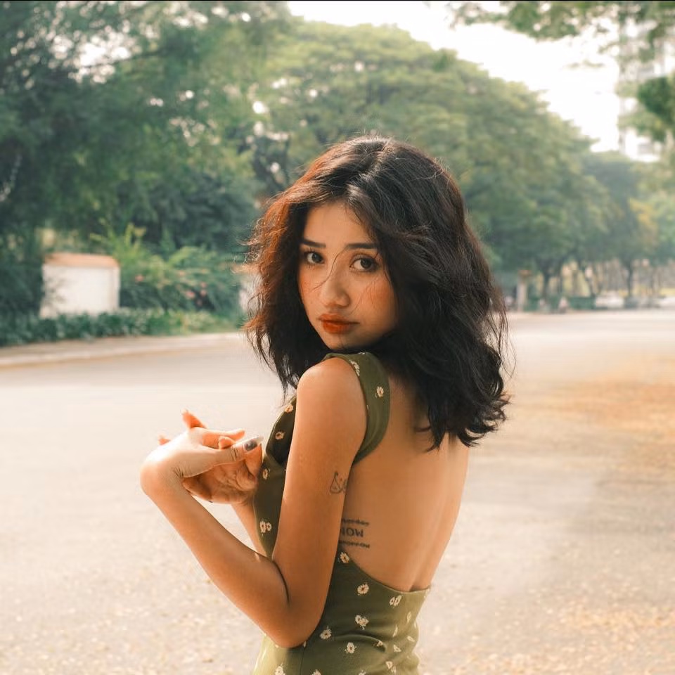 Mặc dù được khách hàng tại quán quay lại bằng cam thường, nhưng nhan sắc của Trịnh Thảo bắt camera cực nét.