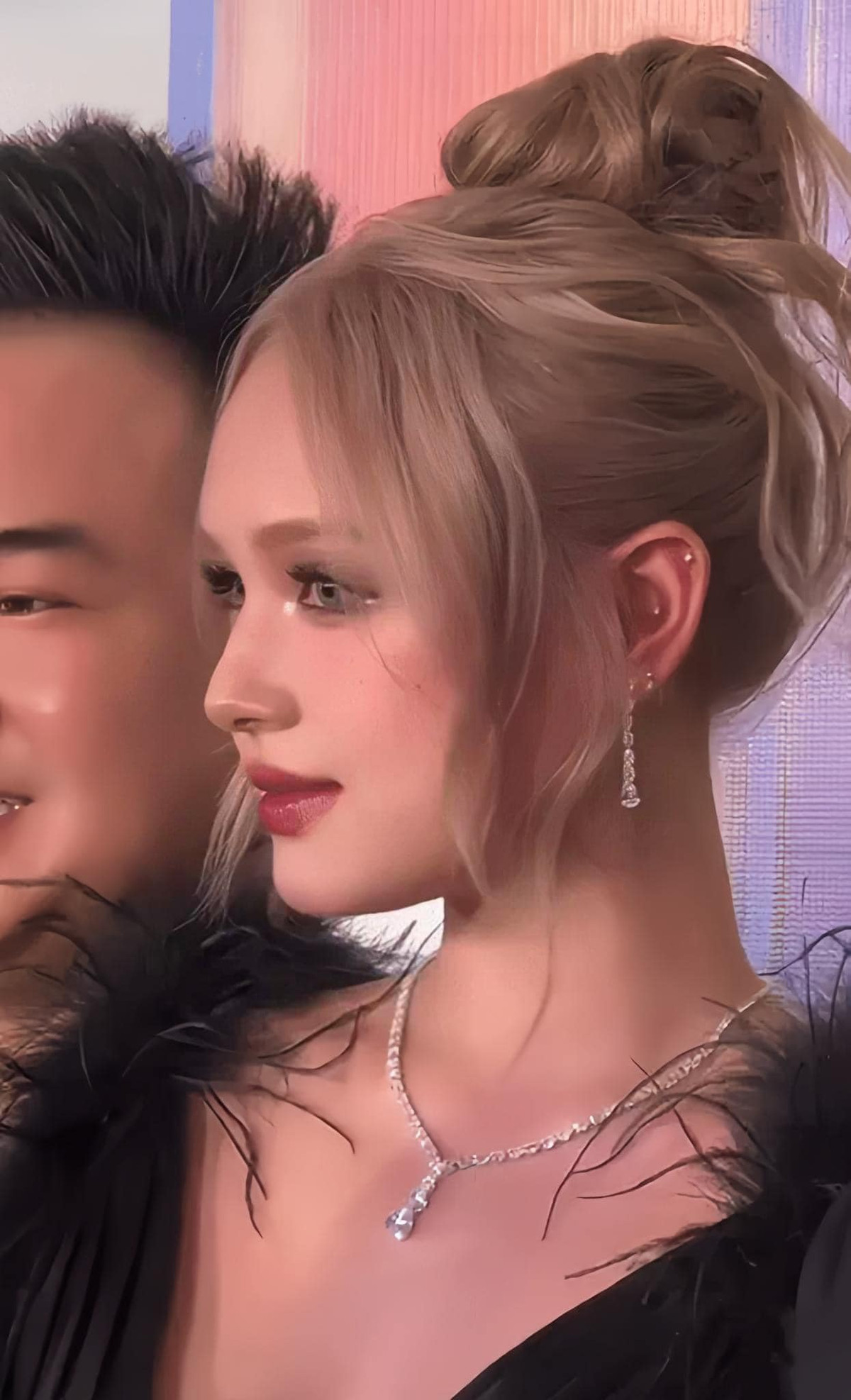 So với hình ảnh có phần tăng cân ở sự kiện tháng 12/2023, Xoài Non hiện tại đã lấy lại được vóc dáng săn chắc hơn, mảnh mai nhưng đầy quyến rũ.