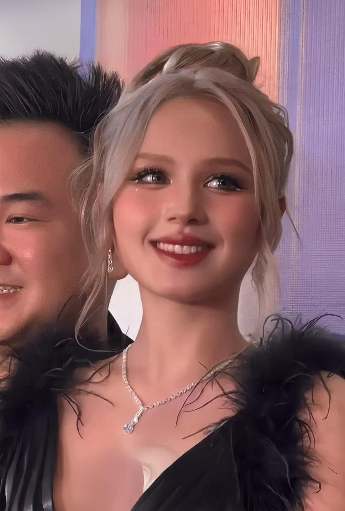 Nhan sắc lọt ống kính cam thường của Xoài Non vẫn xuất sắc như ngày nào, khiến dân mạng phải khen nức nở: "Xoài Non xinh như búp bê", "Lên kí một chút nhưng nhìn thế này đẹp hơn hẳn nè, trông đầy đặn mà mặt vẫn nhỏ xinh", "Đẹp, có gu thời trang đỉnh", "Sao thấy bả diện thiết kế nào cũng đẹp vậy ta"...