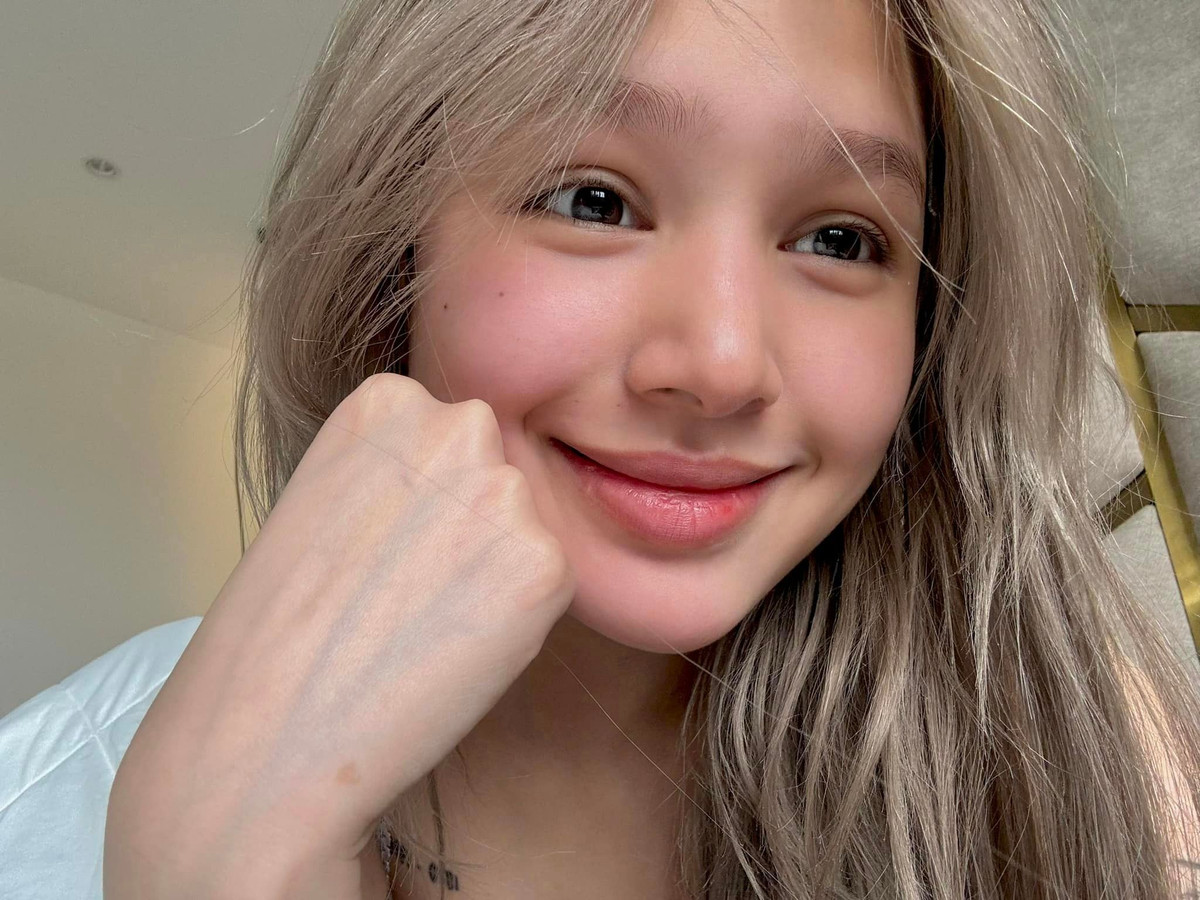 Trước đó, Xoài Non còn từng cùng Xemesis dự sự kiện và lọt ống kính "team qua đường" nhưng lộ rõ dấu hiệu tăng cân khi gương mặt bầu bĩnh, dáng người cũng trở nên đậm đà, có da có thịt hơn so với trước.