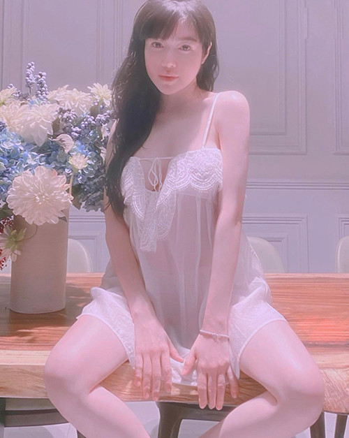 Cách đây không lâu, Elly Trần bất ngờ tung ảnh “nóng” trên Instagram.