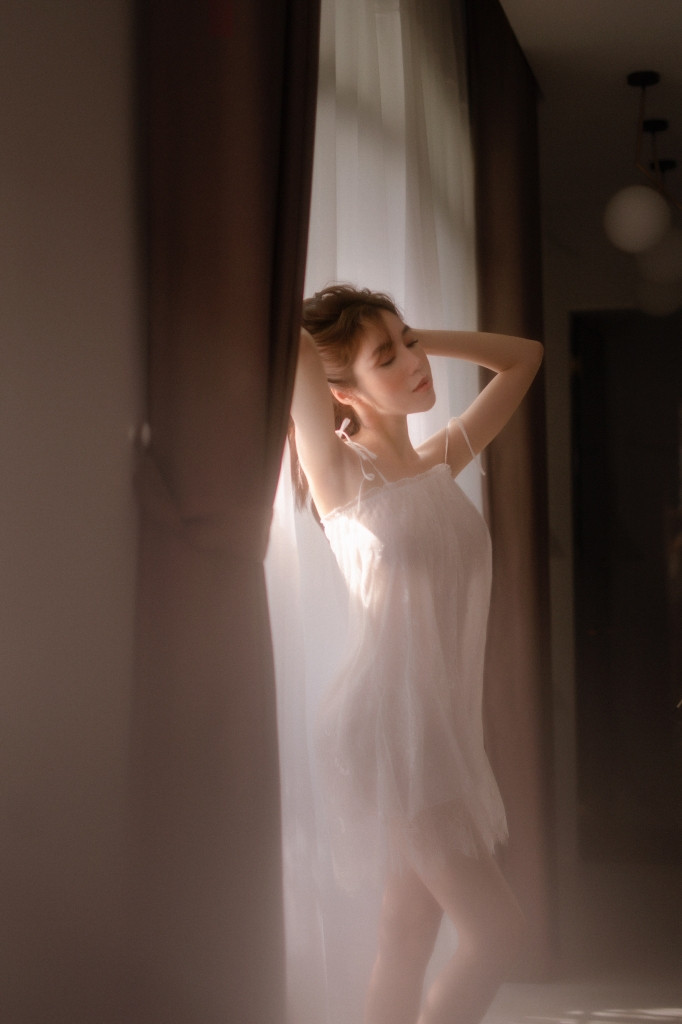 Những bức hình khoe body quyến rũ được Elly Trần chia sẻ thời gian gần đây