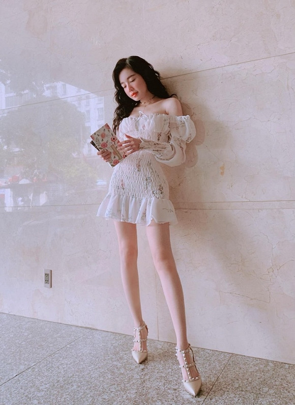 Dù đã che phần lớn, bức ảnh vẫn cho thấy, Elly Trần sở hữu làn da trắng mịn nõn nà, đường cong gợi cảm, đặc biệt là vòng một “khủng” căng tràn, không hề giống như một phụ nữ đã qua hai lần sinh nở.