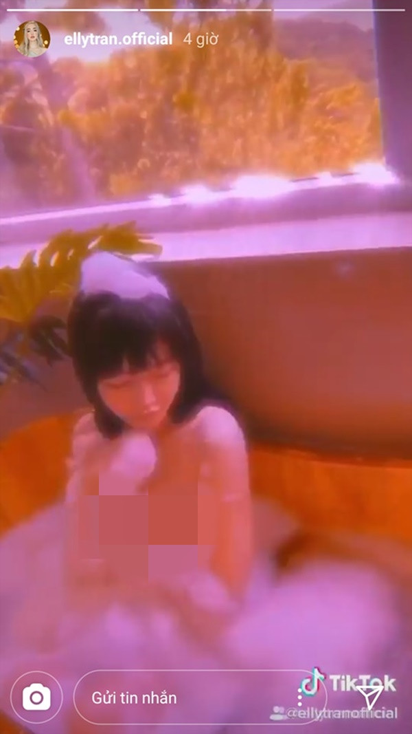 Mới đây, "bà mẹ bỉm sữa" nóng bỏng của showbiz Việt – Elly Trần đã khiến cộng đồng mạng "dậy sóng" khi sơ ý để lộ vòng 3 quyến rũ trong một video ngắn đăng tải trên trang cá nhân.