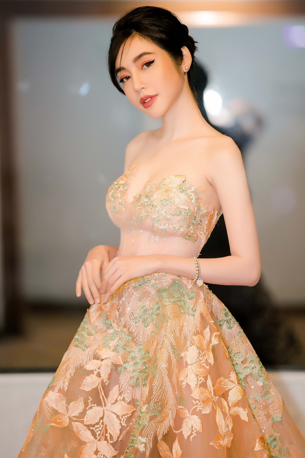 Elly Trần là một trong những biểu tượng quyến rũ nhất trong giới showbiz Việt.