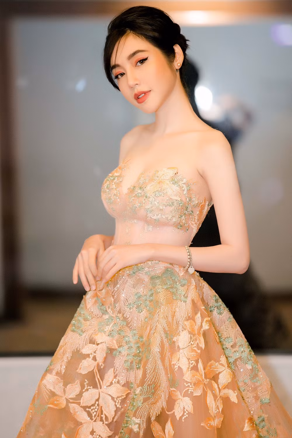 Elly Trần là một trong những biểu tượng quyến rũ nhất trong giới showbiz Việt.