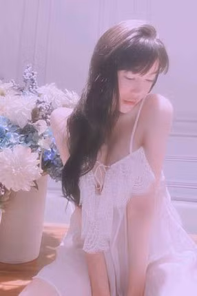 Trong ảnh, bà mẹ hai con khỏa thân Elly Trần hoàn toàn, tạo dáng ngồi trên đệm trắng, khéo léo cho những điểm nhạy cảm trên cơ thể bằng chăn, phía sau lưng là khung cảnh rừng thông.