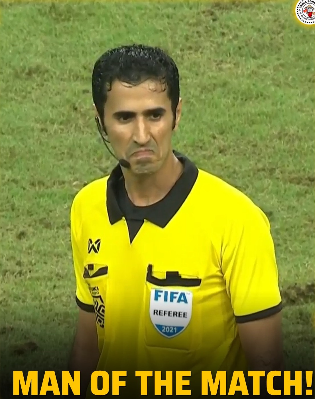 Nhân vật gây chú ý tiếp theo sau Quang Hải và Chanathip trên SVĐ QG Singapore tối 23/12 không ai khác chính là vị trọng tài chính. Bức ảnh chế, người đàn ông đến từ Qatar này nhận danh hiệu nhân vật xuất sắc nhất trận đấu được netizen truyền tay nhau.