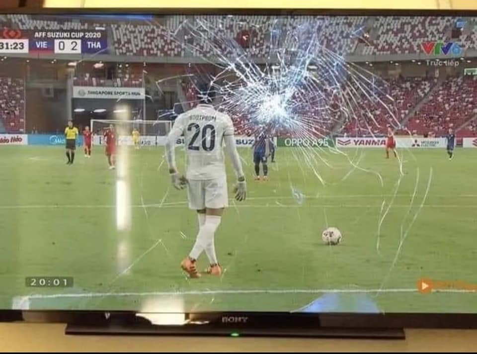 Một vị khán giả không khỏi bức xúc với trọng tài mà mất toi chiếc tivi.