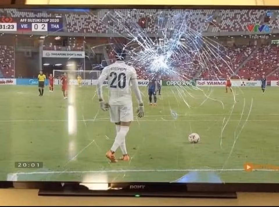 Một vị khán giả không khỏi bức xúc với trọng tài mà mất toi chiếc tivi.