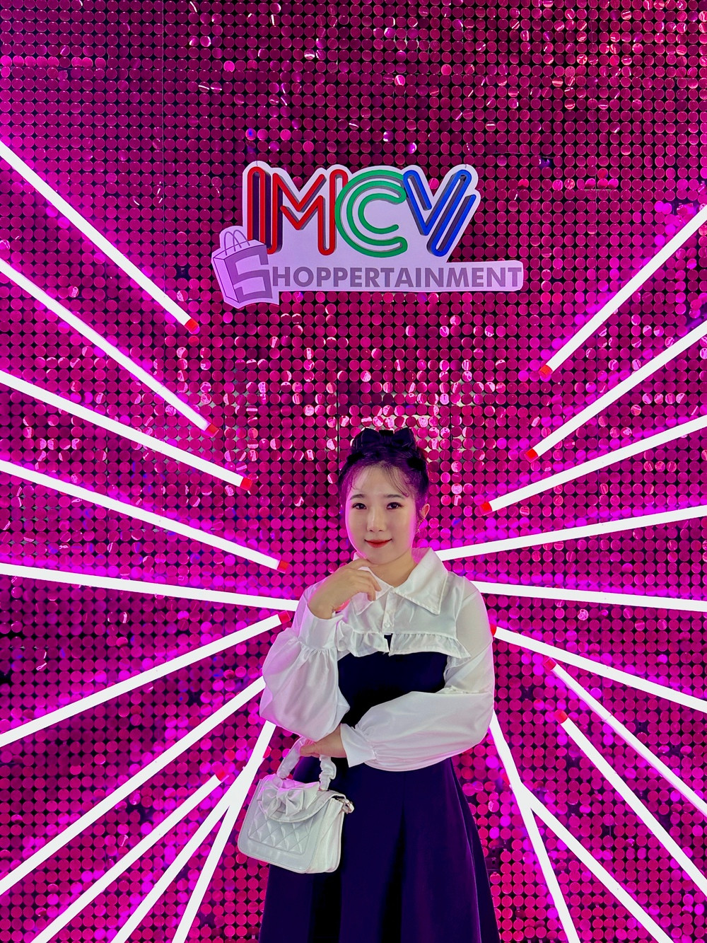 Quỳnh Abi chia sẻ: “Sau khi nội dung của Quỳnh xây dựng hot lên, hầu như các bạn ở trường đều nhận ra Quỳnh, nhiều bạn không ở lớp Quỳnh dạy nhưng đi ngang nhận ra và hỏi “cô có phải cô Quỳnh quay clip dạy nấu ăn trên mạng không?”...