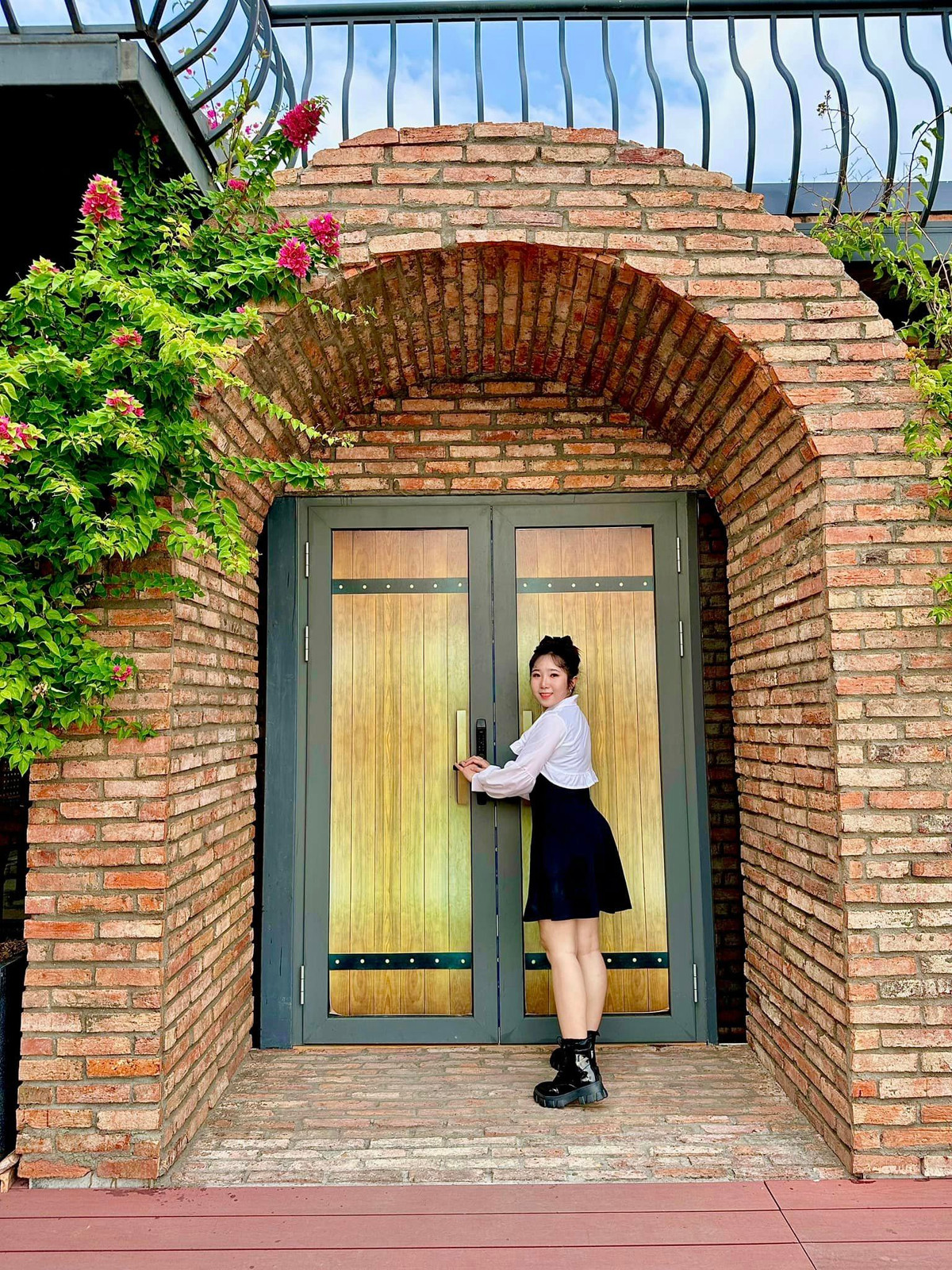 Sáng thì tất bật với công việc giảng dạy, chiều về lại lụi cụi chuẩn bị cho đam mê. Mặc dù mệt, nhưng cảm giác thành phẩm làm ra được gia đình hưởng ứng và cộng đồng mạng đón nhận đã trở thành một động lực to lớn để Quỳnh Abi có thêm sức mạnh để thực hiện đam mê.