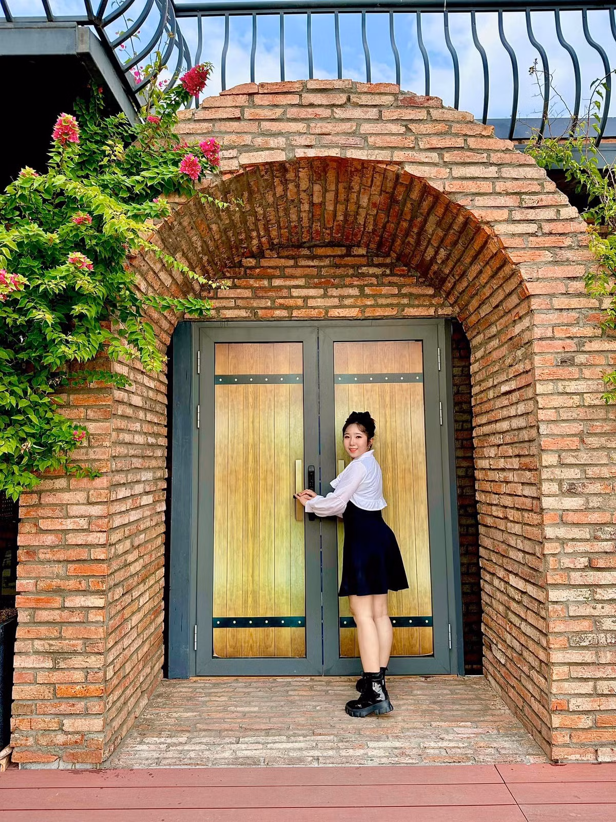 Sáng thì tất bật với công việc giảng dạy, chiều về lại lụi cụi chuẩn bị cho đam mê. Mặc dù mệt, nhưng cảm giác thành phẩm làm ra được gia đình hưởng ứng và cộng đồng mạng đón nhận đã trở thành một động lực to lớn để Quỳnh Abi có thêm sức mạnh để thực hiện đam mê.