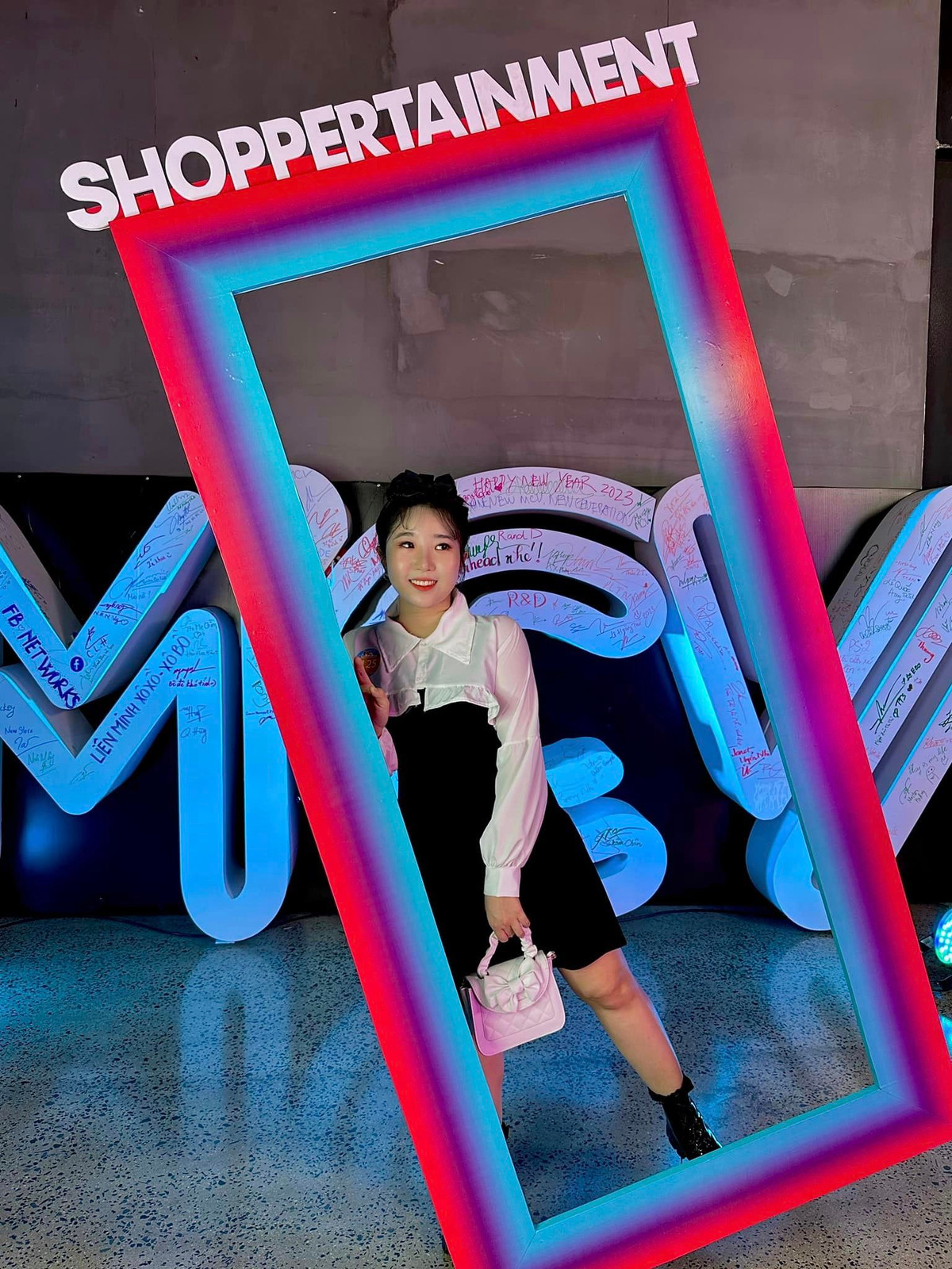 Chỉ đơn giản từ việc muốn chơi mạng xã hội cho bớt nhàm chán, Quỳnh Abi không ngờ đây lại là một bước ngoặc lớn trong cuộc đời đem đến cho cô nhiều cơ hội ai ai cũng mơ ước.