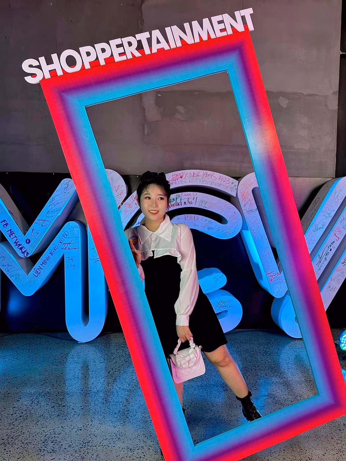 Chỉ đơn giản từ việc muốn chơi mạng xã hội cho bớt nhàm chán, Quỳnh Abi không ngờ đây lại là một bước ngoặc lớn trong cuộc đời đem đến cho cô nhiều cơ hội ai ai cũng mơ ước.