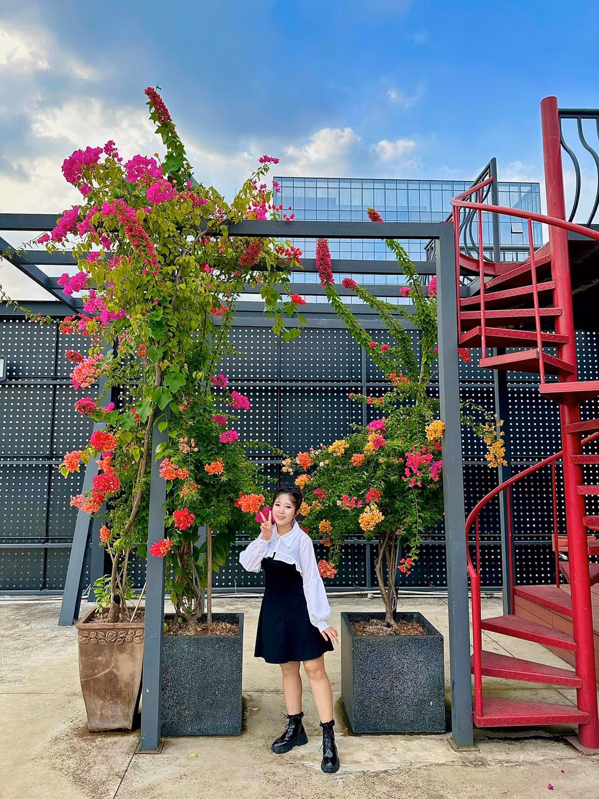 Do đó, Quỳnh Abi cũng gặp chút ít khó khăn do phải tự thân vận động và chưa nắm được xu hướng của người xem.