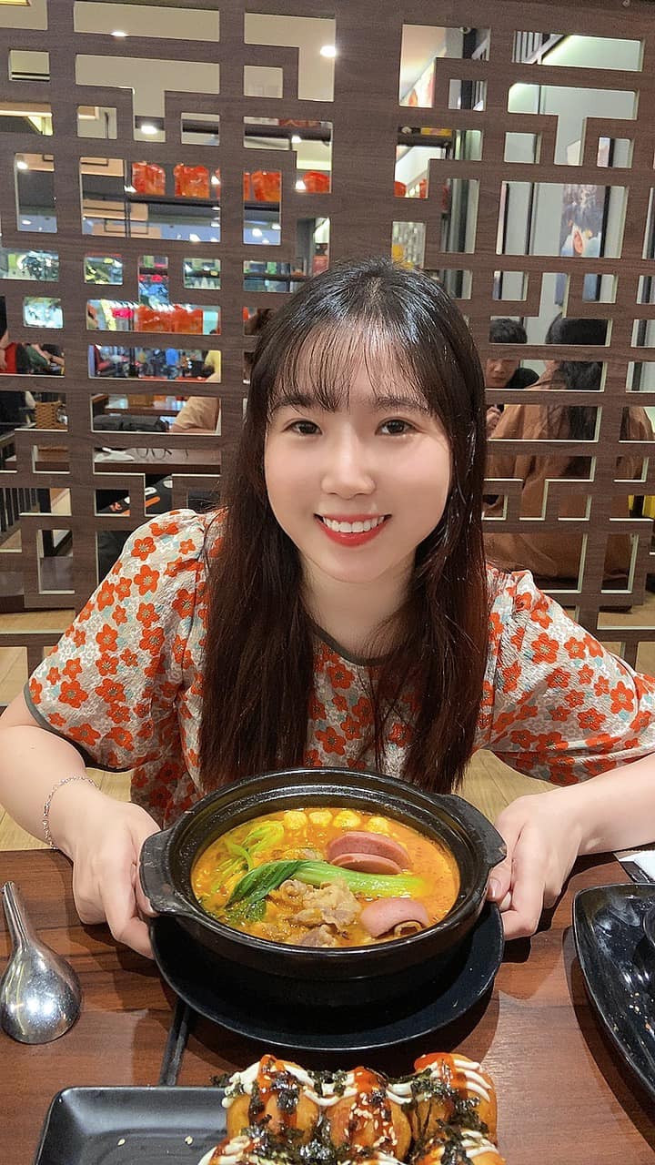 Vừa làm giáo viên, vừa vận hành một kênh mạng xã hội hot, Quỳnh cũng gặp không ít khó khăn và mệt mỏi. “Thật sự là làm 2 công việc cùng lúc khiến Quỳnh nhiều khi kiệt sức. Trong tuần thì thứ hai đến thứ 6 đi làm từ sáng tới chiều ở trường, và chiều chính là thời gian để Quỳnh thực hiện đam mê” - Quỳnh Abi bộc bạch.