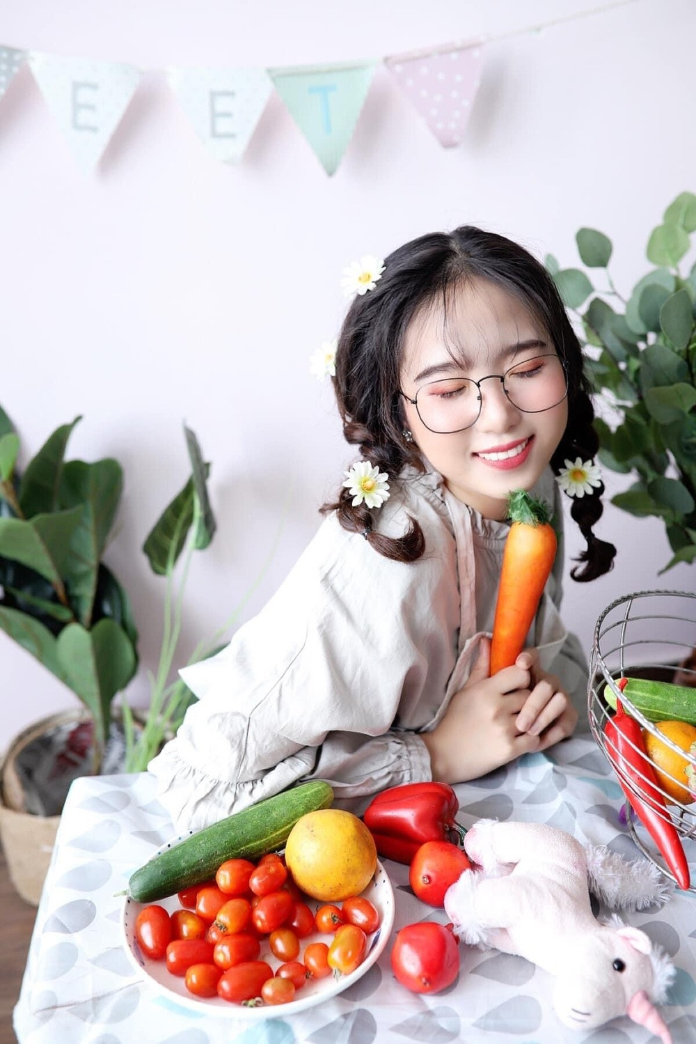 Khởi điểm là một giáo viên, hằng ngày Quỳnh Abi phải tiếp xúc với rất nhiều học sinh. Hơn nữa, khán giả chính của cô cũng là các bạn trẻ, do vậy khi lượt theo dõi tăng cao, Quỳnh được nhiều người biết đến, công việc giảng dạy của Quỳnh cũng có nhiều thay đổi.