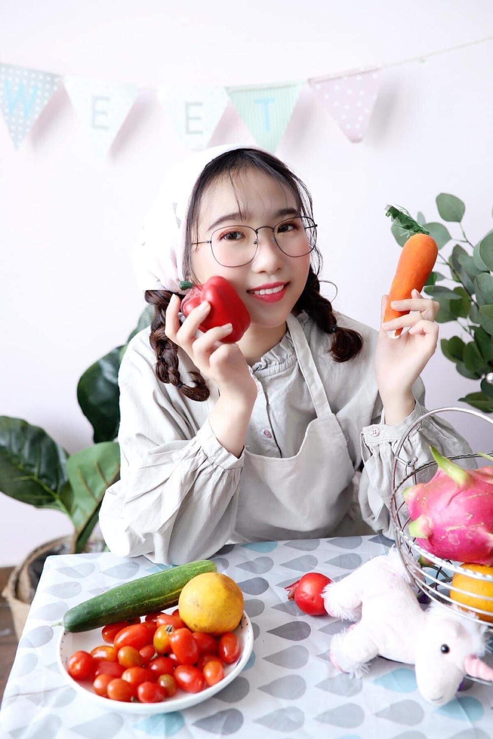 Nhiều bạn còn dí dỏm “chào cô Quỳnh idol tóp tóp”, lần đầu tiên Quỳnh có nhiều fan hâm mộ dễ thương vậy và còn được xin chữ ký nữa làm vừa vui vừa ngại”. Có thể thấy, khi trở thành nhà sáng tạo nôi dung hot, Quỳnh Abi không còn là một giáo viên bình thường mà như là “idol giới trẻ” tại nơi làm việc", "idol giới trẻ" 9X nói thêm.