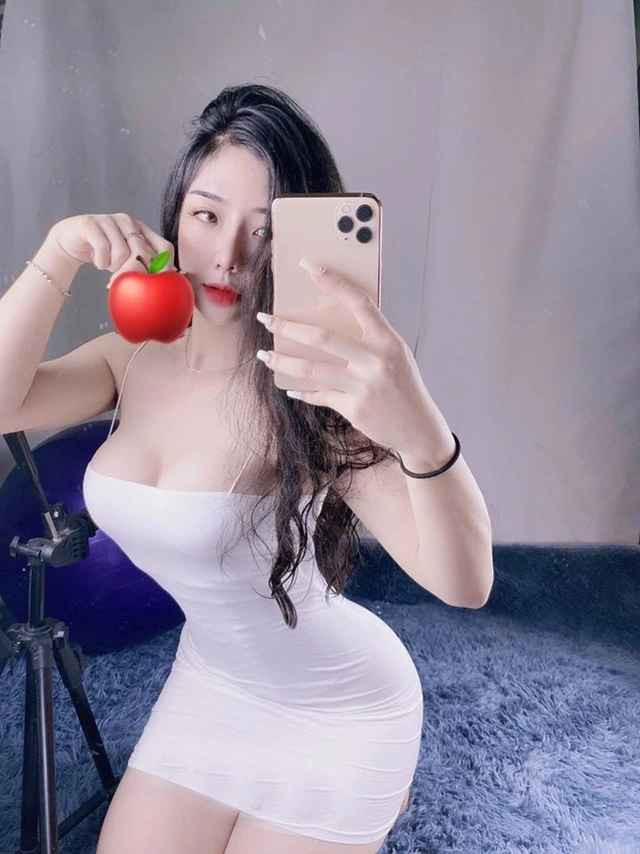 Cùng với việc cân nặng giảm xuống, cơ thể Hồng Nhung cũng săn chắc hơn, vòng nào ra vòng nấy. Số đo ba vòng của cô nàng là 91-61-97 (cm).