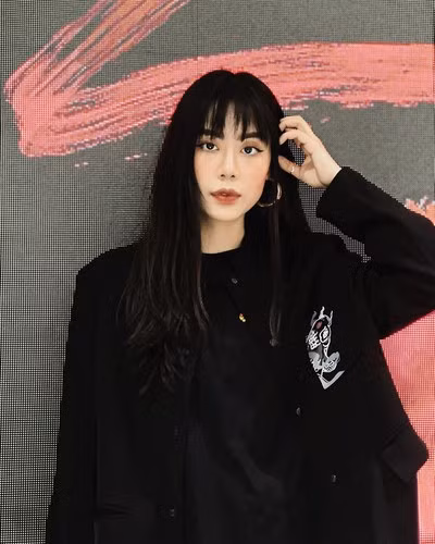 Trên trang cá nhân gần nửa triệu người theo dõi, của hiện tượng Mai Âm Nhạc, không khó để bắt gặp những bình luận như "vô duyên mà tưởng mình hài hước", "kém duyên quá"... thậm chí là những comment phản cảm.