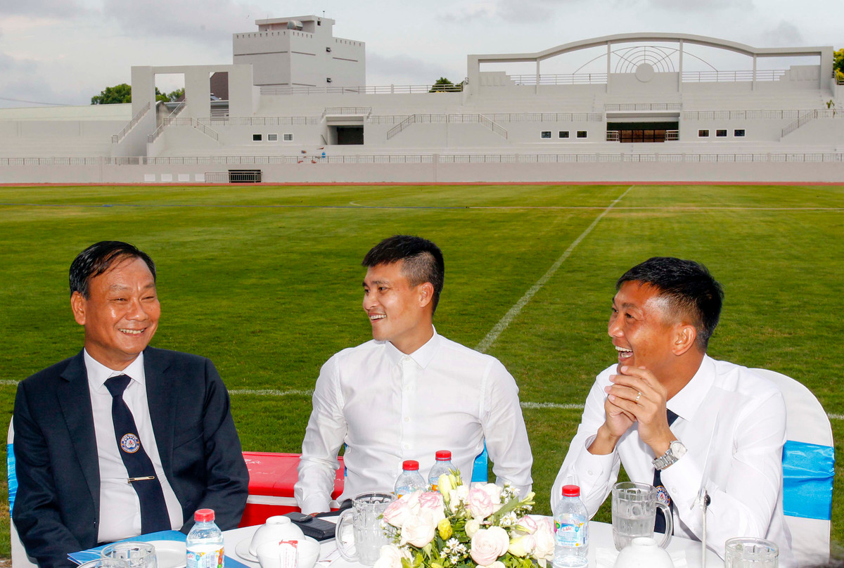 Từng gây sốt với thông tin cho vợ 40 tỷ đồng tiêu vặt, cựu cầu thủ Công Vinh sở hữu khối tài sản không phải dạng vừa ở tuổi 36.