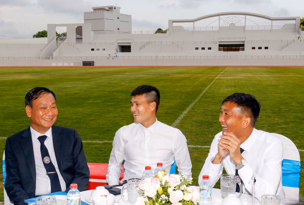 Từng gây sốt với thông tin cho vợ 40 tỷ đồng tiêu vặt, cựu cầu thủ Công Vinh sở hữu khối tài sản không phải dạng vừa ở tuổi 36.