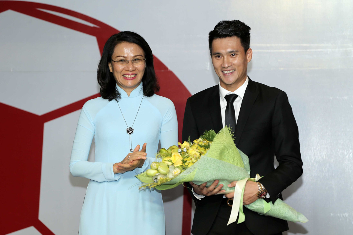 Cụ thể, theo thông tin được lan truyền, cầu thủ Công Vinh góp 10% tức 20 tỷ đồng. Được biết, đội bóng Bà Rịa - Vũng Tàu hình thành năm 1991 thi đấu ở giải hạng A2 nhưng sau đó phong trào bóng đá tỉnh đi xuống và gián đoạn một thời gian 1997-2006. Từ giữa năm 2017, CLB Bà Rịa – Vũng Tàu chính thức ra mắt để bắt đầu thi đấu ở giải hạng Ba toàn quốc 2017. Nhân dịp này, Công ty Cổ phần bóng đá Bà Rịa – Vũng Tàu cũng được thành lập nhờ vốn điều lệ 200 tỷ đồng với mục tiêu phát triển dài hạn, đưa bóng đá thành phố biển từng bước lên chuyên nghiệp