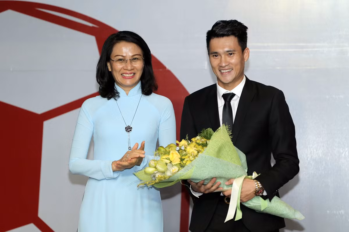 Cụ thể, theo thông tin được lan truyền, cầu thủ Công Vinh góp 10% tức 20 tỷ đồng. Được biết, đội bóng Bà Rịa - Vũng Tàu hình thành năm 1991 thi đấu ở giải hạng A2 nhưng sau đó phong trào bóng đá tỉnh đi xuống và gián đoạn một thời gian 1997-2006. Từ giữa năm 2017, CLB Bà Rịa – Vũng Tàu chính thức ra mắt để bắt đầu thi đấu ở giải hạng Ba toàn quốc 2017. Nhân dịp này, Công ty Cổ phần bóng đá Bà Rịa – Vũng Tàu cũng được thành lập nhờ vốn điều lệ 200 tỷ đồng với mục tiêu phát triển dài hạn, đưa bóng đá thành phố biển từng bước lên chuyên nghiệp