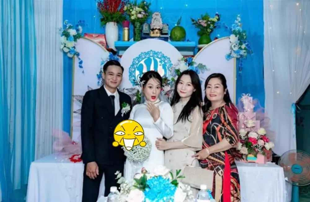Nhiều người còn đùa rằng, phải chăng người chụp hình hôm đó là bạn gái cũ của chú rể.