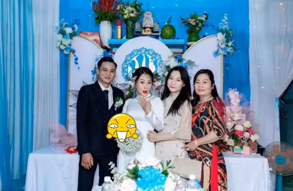 Nhiều người còn đùa rằng, phải chăng người chụp hình hôm đó là bạn gái cũ của chú rể.