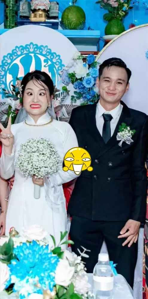 Trái với khuôn mặt rạng rỡ của chú rể và người thân trong gia đình, cô nàng lại có những khoảnh khắc với biểu cảm vô cùng khó đỡ, mỗi một bức ảnh đều là một biểu cảm pha trò của cô.