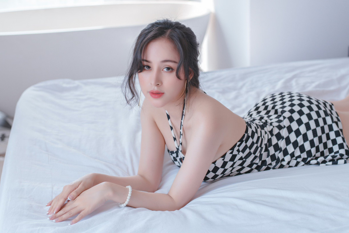 Không dừng lại, góc nghiêng gương mặt với chiếc mũi cao, thẳng của bà Tưng cũng làm cho những bức ảnh của cô nàng trở nên quyến rũ và sắc sảo muôn phần.