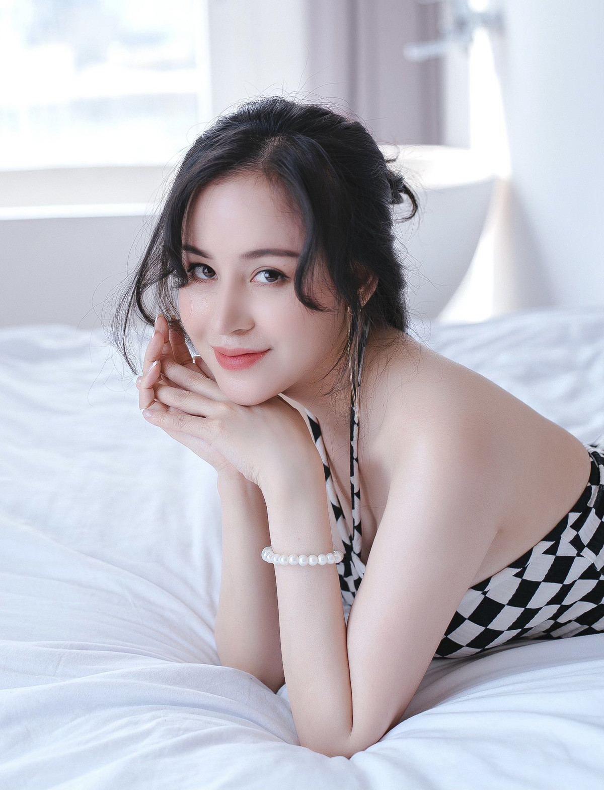 Dù chỉ quay những góc ảnh sương sương nhưng cũng đủ thấy những đường cong vàng trên body của hiện tượng mạng từng đình đám cách đây 7-8 năm.