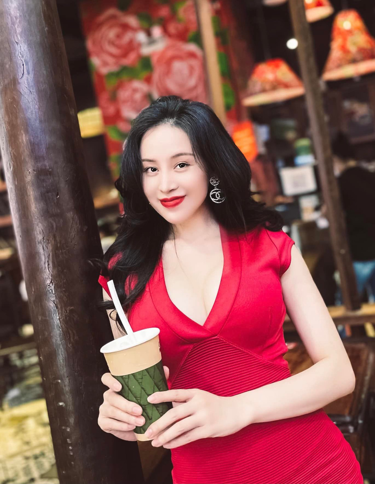 Dưới đoạn clip hé lộ hậu trường, nhiều netizen để lại bình luận cho rằng ở tuổi 29, bà Tưng đã đạt độ chín về nhan sắc lẫn phong cách.