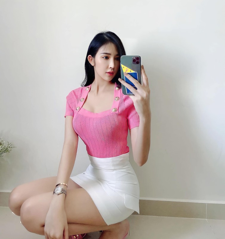 Kim Tuyến có hình thể nuột nà, cô thường xuyên khoe dáng trong những bộ hình thời trang nóng bỏng.