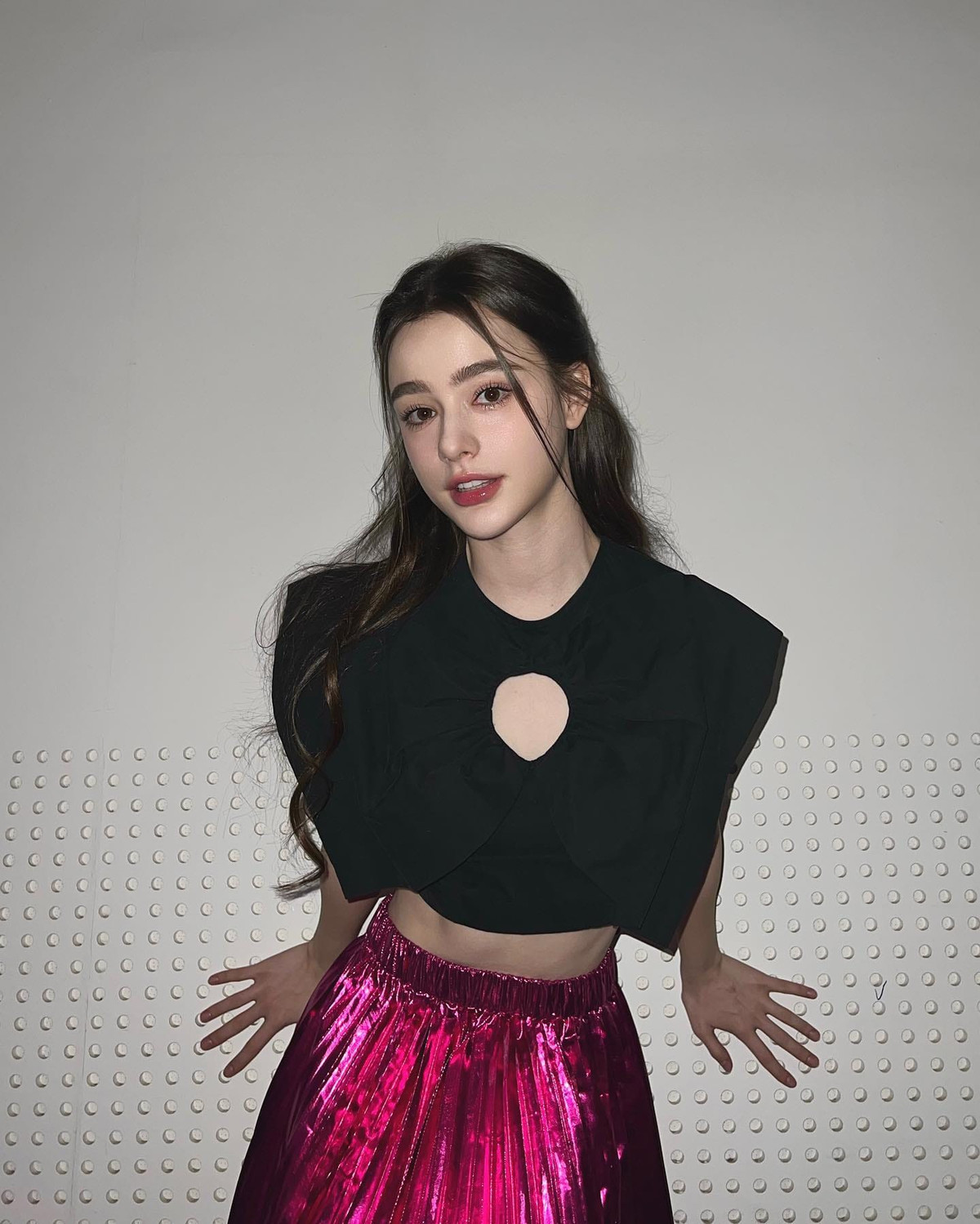 Sau khi nổi tiếng, hot girl xứ sở bạch dương nhận được nhiều hợp đồng quảng cáo, lời mời từ các công ty giải trí.