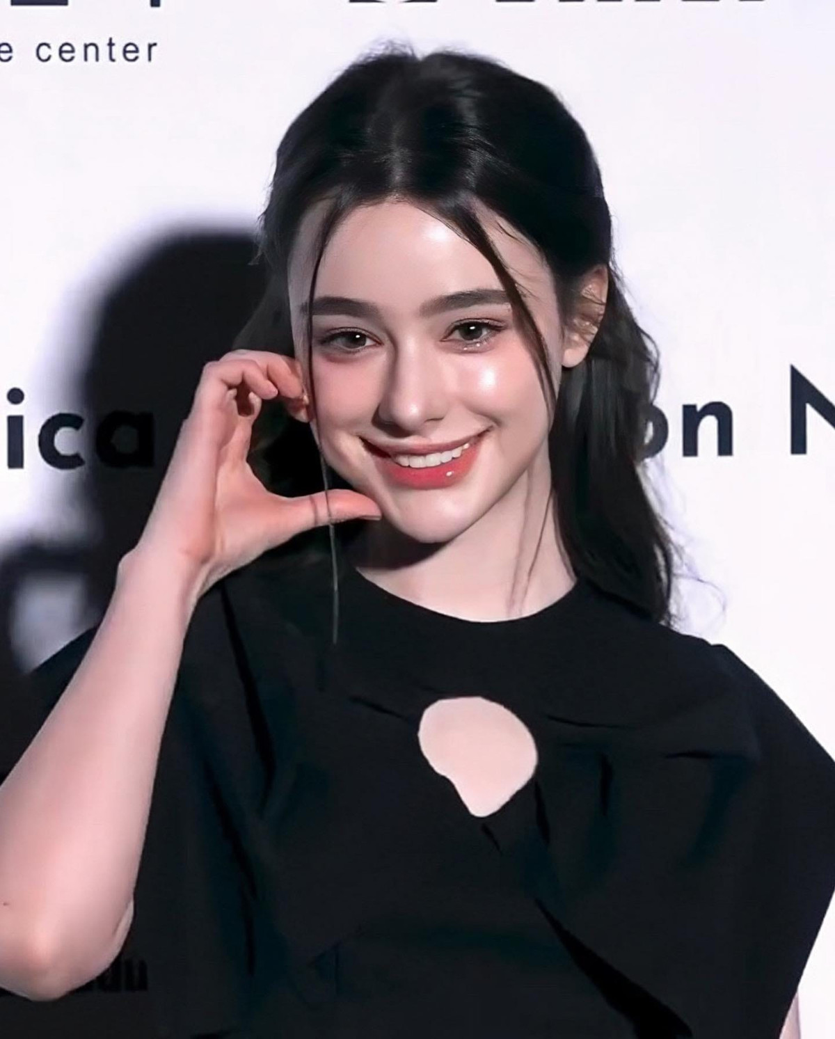 Thông qua bình luận dân mạng để lại trên trang cá nhân của người đẹp 9X, có thể thấy người hâm mộ của Dasha Taran thuộc nhiều quốc gia khác nhau, từ các nước Bắc Mỹ đến châu Âu và cả châu Á.