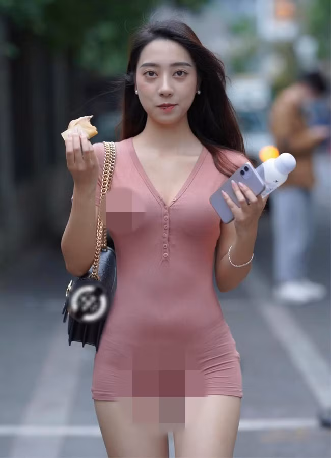 Khi nhìn gần, bộ trang phục của cô gái này còn để lộ đường hằn nội y trông vô cùng phản cảm.