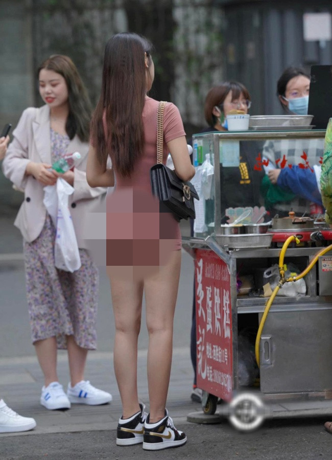 Diện set đồ tôn dáng nhưng chất liệu mỏng nên người đẹp trở nên “nổi bật” bất đắc dĩ.