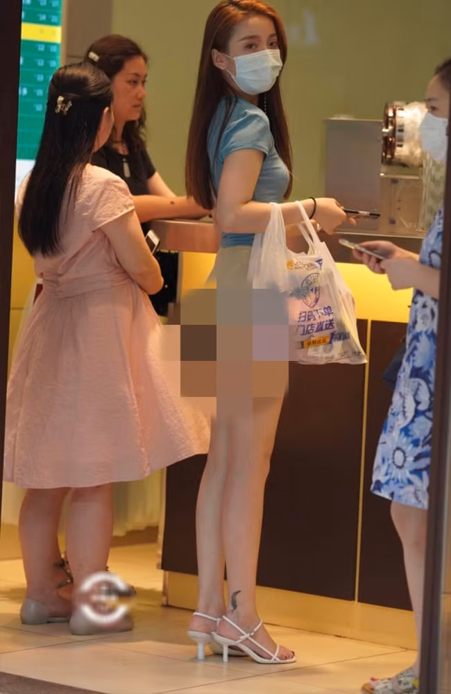 Dù từng nhận phải nhiều lời chê bai, nhưng không thể phủ nhận, những thiết kế bó chẽn, ôm sát cơ thể luôn chiếm trọn cảm tình của các cô gái vì khả năng “độ” dáng tối đa lại gây hiệu ứng thị giác ấn tượng.